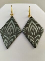 El Yapımı Desenli Geometrik Küpe – Metalik Gri & Altın