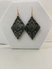 El Yapımı Desenli Geometrik Küpe – Metalik Gri & Altın