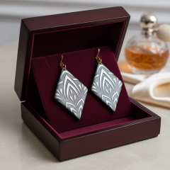 El Yapımı Desenli Geometrik Küpe – Metalik Gri & Altın