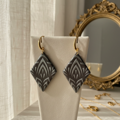 El Yapımı Desenli Geometrik Küpe – Metalik Gri & Altın