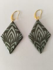 El Yapımı Desenli Geometrik Küpe – Metalik Gri & Altın