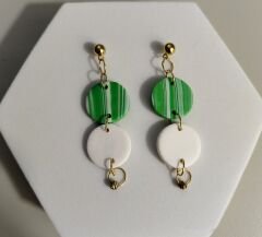 Yeşil & Beyaz Minimal Polimer Kil Dairesel Sallantılı Küpe – El Yapımı, Hafif, Alerji Dostu