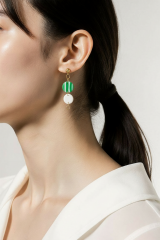 Yeşil & Beyaz Minimal Polimer Kil Dairesel Sallantılı Küpe – El Yapımı, Hafif, Alerji Dostu