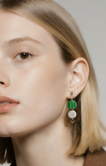 Yeşil & Beyaz Minimal Polimer Kil Dairesel Sallantılı Küpe – El Yapımı, Hafif, Alerji Dostu