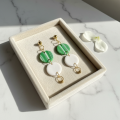 Yeşil & Beyaz Minimal Polimer Kil Dairesel Sallantılı Küpe – El Yapımı, Hafif, Alerji Dostu