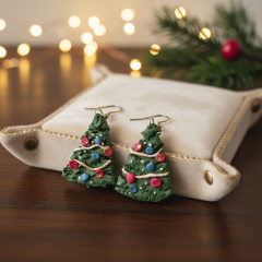 Polimer Kil Yılbaşı Ağaç Küpe – Renkli Süslemeli, Hafif Tasarım