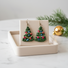 Polimer Kil Yılbaşı Ağaç Küpe – Renkli Süslemeli, Hafif Tasarım