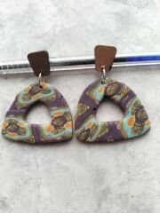 El Yapımı Desenli Polimer Kil Üçgen Küpe | Ahşap Detaylı Hafif Tasarım