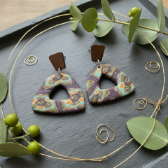 El Yapımı Desenli Polimer Kil Üçgen Küpe | Ahşap Detaylı Hafif Tasarım