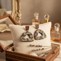 El Yapımı Desenli Polimer Kil Üçgen Küpe | Ahşap Detaylı Hafif Tasarım