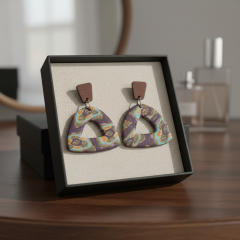 El Yapımı Desenli Polimer Kil Üçgen Küpe | Ahşap Detaylı Hafif Tasarım