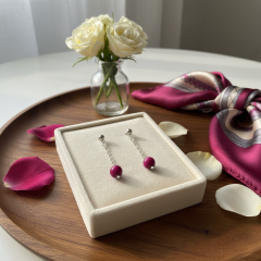 Pembe Kaplan Gözü Taşlı Zincir Küpe – Güç, Denge ve Zarafet