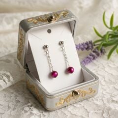 Pembe Kaplan Gözü Taşlı Zincir Küpe – Güç, Denge ve Zarafet