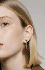 Pembe Kaplan Gözü Taşlı Zincir Küpe – Güç, Denge ve Zarafet